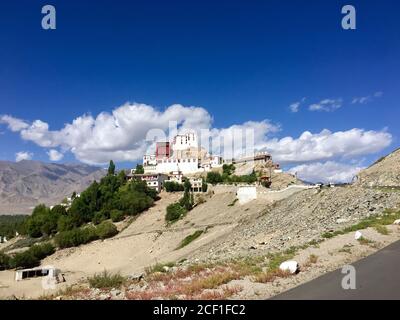 Low-Angle-Aufnahme des Thikse-Klosters in Ladakh, Indien Stockfoto