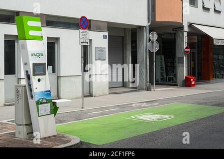 Klagenfurt, Österreich. 16. August 2020. Eine Ladestation für Elektrofahrzeuge in einer Straße im Stadtzentrum. Stockfoto