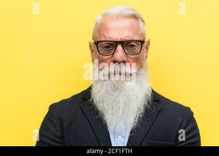 Nahaufnahme von Hipster Senior bärtig ernster Mann - Reife Mode und ältere Lifestyle-Konzept - Fokus auf Nase, Mund, Brille Stockfoto