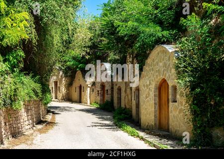 Schöne natürliche Kellerreihe in Nyul Ungarn zwischen den Wäldern In der Natur Stockfoto
