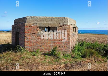 Eine sechseckige Pillendose des Typs 22 aus dem Zweiten Weltkrieg, die an der Nordnorfolk-Küste in Happisburgh, Norfolk, England, Großbritannien, steht. Stockfoto