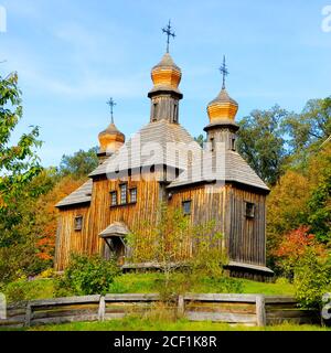 Alte hölzerne orthodoxe Kirche des heiligen Michael in Pyrohiw (Pirogovo) Dorf bei Kiew, Ukraine Stockfoto