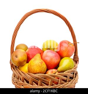 Frische Äpfel und Birnen in einem Korb isoliert auf weißem Hintergrund. Herbstgeschenk. Stockfoto