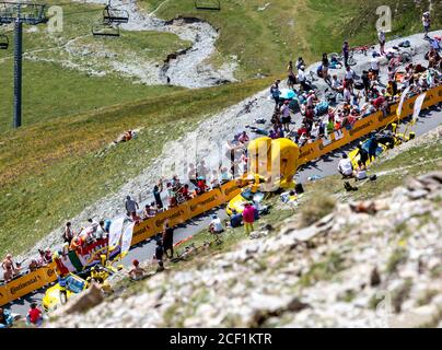 Col du Tourmalet, Frankreich - 20. Juli 2019: Die Pubilicity Karawane vor den Radfahrern auf dem Weg zum Col du Tourmalet während der Etappe 14 von To Stockfoto