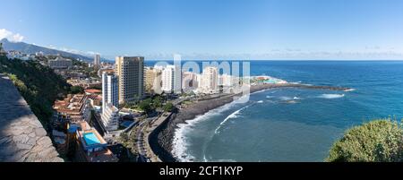 Panoramablick über den Strand von Puerto de la Cruz, Teneriffa Panoramablick auf den Strand in Puerto de la Cruz, Teneriffa Stockfoto