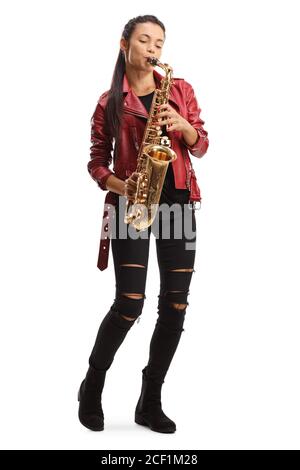 Ganzkörperportrait einer Saxophonistin in Rot Lederjacke spielen Sax isoliert auf weißem Hintergrund Stockfoto