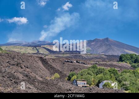 Aktiver Vulkan Ätna Eruption Aschewolke, Sizilien, Italien. Deutlich sichtbar ist die Überlagerung von neueren Lavaströmen über dem ältesten. Im Vordergrund Stockfoto