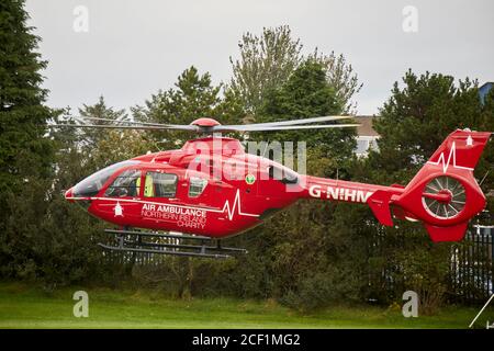 Northern Ireland Air Ambulance auf Abruf beim Start Ein Schulfußballplatz in Newtownabbey Northern Ireland UK Air Krankenwagen Nordirland Stockfoto