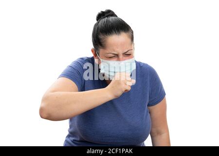 Frau Modell Husten Abdeckung Mund mit Faust Handfläche als Covid19 Coronavirus Influenza Symptom oder Asthma Konzept trägt medizinische Einweg Schutz Stockfoto