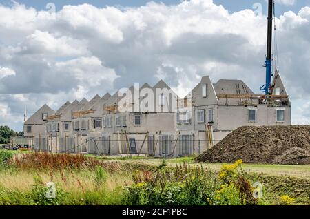 Numansdorp, Niederlande, 10. Juli 2020: Baustelle einer Reihe von Terrassenhäusern, mit Betonfertigteilen, die unter einem Dramat fertig gestellt werden Stockfoto