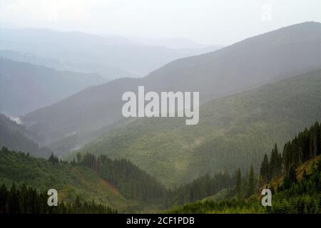 Rumänien, Karpaten, grüne, trübe Hügel. Rumänien, Karpaten, grüne, steinigen Hügel. Rumänien, Cárpatos, verdes colinas brumosas. Zamglone wzgórza. Stockfoto