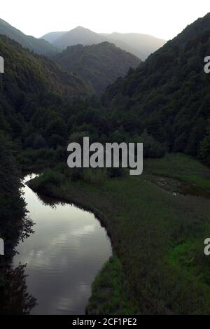 Rumänien, Karpaten, Hügel über dem See bei Sonnenuntergang. Rumänien, Karpaten, Hügel über dem See bei Sonnenuntergang. Wzgórza o zachodzie słońca. Stockfoto