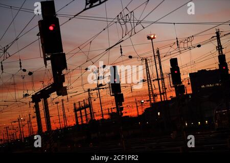 Köln, Deutschland. August 2020. Freileitungen und Gleissysteme am Frankfurter Hauptbahnhof (Archivbild). Frankfurt, 31. August 2020 Quelle: dpa/Alamy Live News Stockfoto