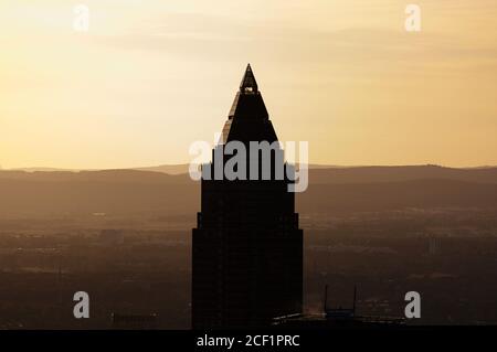 Frankfurt, Deutschland. August 2020. Der Messeturm im Frankfurter Bankenviertel. Frankfurt, 31. August 2020 Quelle: dpa/Alamy Live News Stockfoto