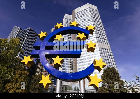 Die Euro-Skulptur ist ein Kunstwerk von Ottmar Horl und steht vor dem Eurotower im Bankenviertel. Frankfurt, 31. August 2020 – weltweite Nutzung Stockfoto