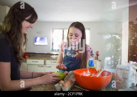 Glückliche Mutter und Tochter Backen in der Küche Stockfoto