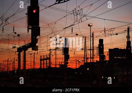 Köln, Deutschland. August 2020. Freileitungen und Gleissysteme am Frankfurter Hauptbahnhof (Archivbild). Frankfurt, 31. August 2020 Quelle: dpa/Alamy Live News Stockfoto
