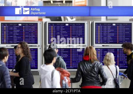 Frankfurt, Deutschland. August 2020. Fluggäste am Flughafen Frankfurt (Archivbild). Frankfurt, 31. August 2020 Quelle: dpa/Alamy Live News Stockfoto