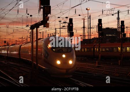 Köln, Deutschland. August 2020. Freileitungen und Gleissysteme am Frankfurter Hauptbahnhof (Archivbild). Frankfurt, 31. August 2020 Quelle: dpa/Alamy Live News Stockfoto