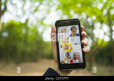POV ältere Frauen Freunde Video-Chat auf Smartphone-Bildschirm Stockfoto
