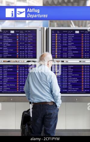 Frankfurt, Deutschland. August 2020. Fluggäste am Flughafen Frankfurt (Archivbild). Frankfurt, 31. August 2020 Quelle: dpa/Alamy Live News Stockfoto