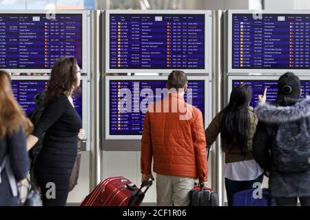 Frankfurt, Deutschland. August 2020. Fluggäste am Flughafen Frankfurt (Archivbild). Frankfurt, 31. August 2020 Quelle: dpa/Alamy Live News Stockfoto