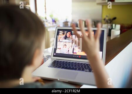 Junge E-Learning-Videokonferenzen mit Mitschülern auf dem Laptop-Bildschirm Stockfoto