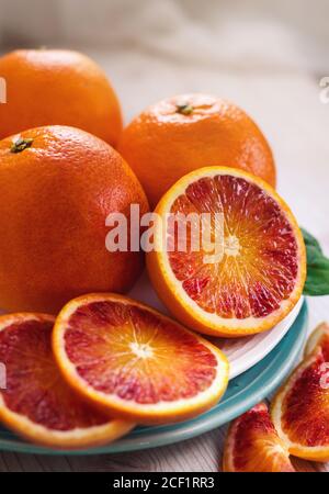 Nahaufnahme von frisch geschnittenen Blutorangen Stockfoto