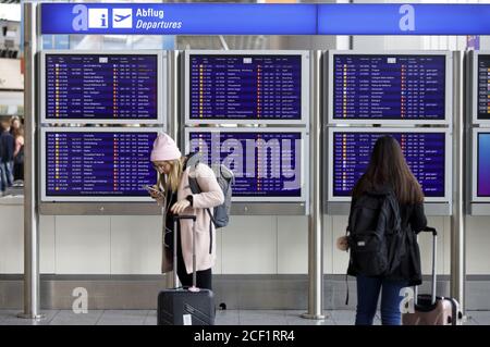 Frankfurt, Deutschland. August 2020. Fluggäste am Flughafen Frankfurt (Archivbild). Frankfurt, 31. August 2020 Quelle: dpa/Alamy Live News Stockfoto