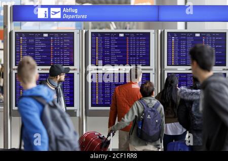 Frankfurt, Deutschland. August 2020. Fluggäste am Flughafen Frankfurt (Archivbild). Frankfurt, 31. August 2020 Quelle: dpa/Alamy Live News Stockfoto