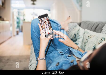 Junge Frau Video chatten mit Freunden auf Smartphone-Bildschirm Stockfoto