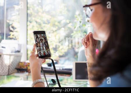 Frau Video chatten mit Kollegen auf Smartphone-Bildschirm Stockfoto