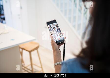 Frau Video chatten mit Kollegen auf Smartphone-Bildschirm Stockfoto