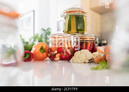 Eingelegtes Gemüse in Gläsern auf der Küchentheke Stockfoto