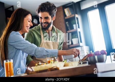 Portrait des glücklichen Paares Kochen zusammen in der Küche zu Hause. Stockfoto