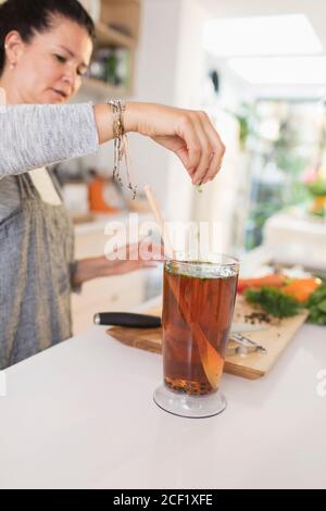Frau Beizen Gemüse in der Küche Stockfoto
