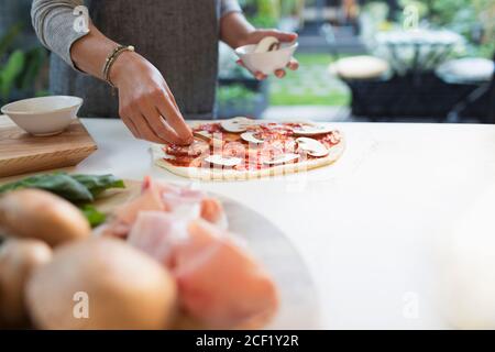 Frau macht hausgemachte Pilzpizza Stockfoto