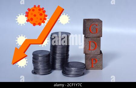 Indien. September 2020. In diesem Foto Illustration indische Währung Münzen mit BIP (Bruttoinlandsprodukt) Würfel Blöcke, angezeigt mit einer Wirtschaft unten Balkendiagramm. Kredit: Manish Rajput/SOPA Images/ZUMA Wire/Alamy Live Nachrichten Stockfoto