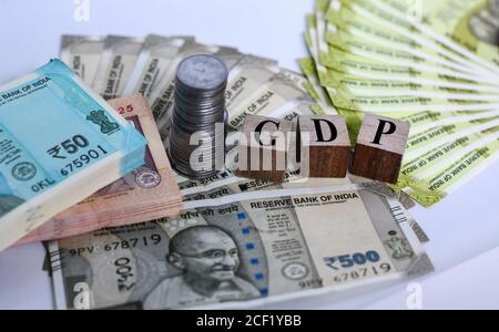 Indien. September 2020. Auf diesem Foto Illustration indischen Währung Münzen und fünfzig, fünfhundert Rupien Banknoten sind mit einem BIP (Bruttoinlandsprodukt) Würfel Blöcke gesehen. Kredit: Manish Rajput/SOPA Images/ZUMA Wire/Alamy Live Nachrichten Stockfoto