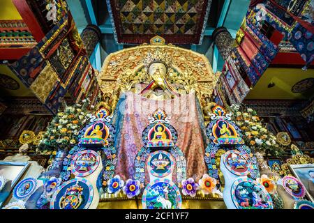 Maitreya Buddha befindet sich im Sherabling-Kloster von Bir Billing, Himachal Pradesh, Indien. Berühmtes buddhistisches Kloster in Bir & Billing of Himachal Prades Stockfoto