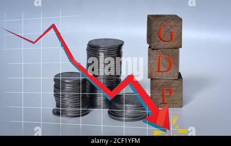 Indien. September 2020. In diesem Foto Illustration indische Währung Münzen mit BIP (Bruttoinlandsprodukt) Würfel Blöcke, angezeigt mit einer Wirtschaft unten Balkendiagramm. Kredit: Manish Rajput/SOPA Images/ZUMA Wire/Alamy Live Nachrichten Stockfoto