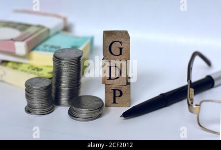 Indien. September 2020. In dieser Abbildung sind die indischen Währungsmünzen mit GDP (Gross Domestic Product) Würfelblöcken zu sehen. Kredit: Manish Rajput/SOPA Images/ZUMA Wire/Alamy Live Nachrichten Stockfoto