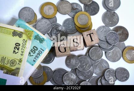 Indien. September 2020. In dieser Fototafel sind indische Währungsmünzen und fünfzig, zwanzig Rupien-Scheine mit einem GST-Würfel (Goods and Service Tax) zu sehen. Kredit: Manish Rajput/SOPA Images/ZUMA Wire/Alamy Live Nachrichten Stockfoto