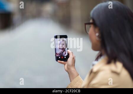 Frauen Freunde Video-Chat auf Smartphone-Bildschirm Stockfoto