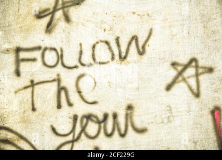 Der Text ist auf einer Parkbank geschrieben. Stockfoto