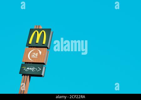 TARRAGONA, SPANIEN - 30. AUGUST 2020: Das Schild eines McDonalds Restaurants in Tarragona, Spanien, 24 Stunden geöffnet und mit einem Drive-Thru-Service, genannt McAuto Stockfoto