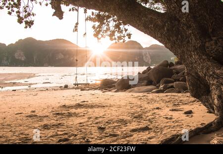 Blick auf den Sonnenuntergang mit Schaukel auf phi phi Insel Stockfoto