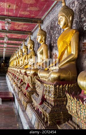 Buddha-Statuen Reihen sich in bangkok, thailand Stockfoto