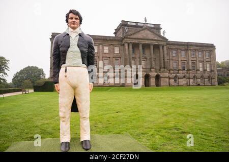 REDAKTIONELLE VERWENDUNG NUR EINE lebensgroße Kuchen von Herrn Darcy, wie von Colin Firth in der TV-Mini-Serie von Stolz und Vorurteil gespielt, wird bei National Trust Eigentum Lyme Park in Disley enthüllt, Cheshire. Stockfoto