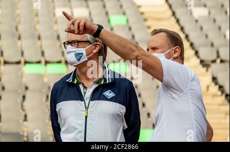 Hamburg, Deutschland. September 2020. Andy Grote (SPD, r), Hamburgs Sportsenator, zeigt Alexander Otto, Unternehmer und Mäzen der Künste, die modernisierte Tennisanlage im Hamburger Rothenbaum. Quelle: Axel Heimken/dpa/Alamy Live News Stockfoto